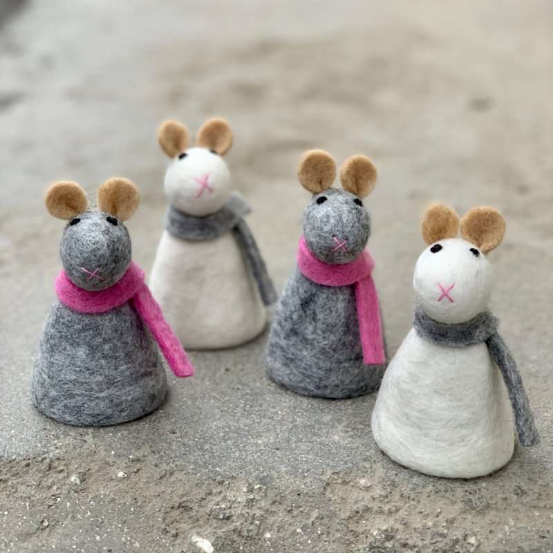 BeYonna egg cosy Mouse - white grey and grey pink