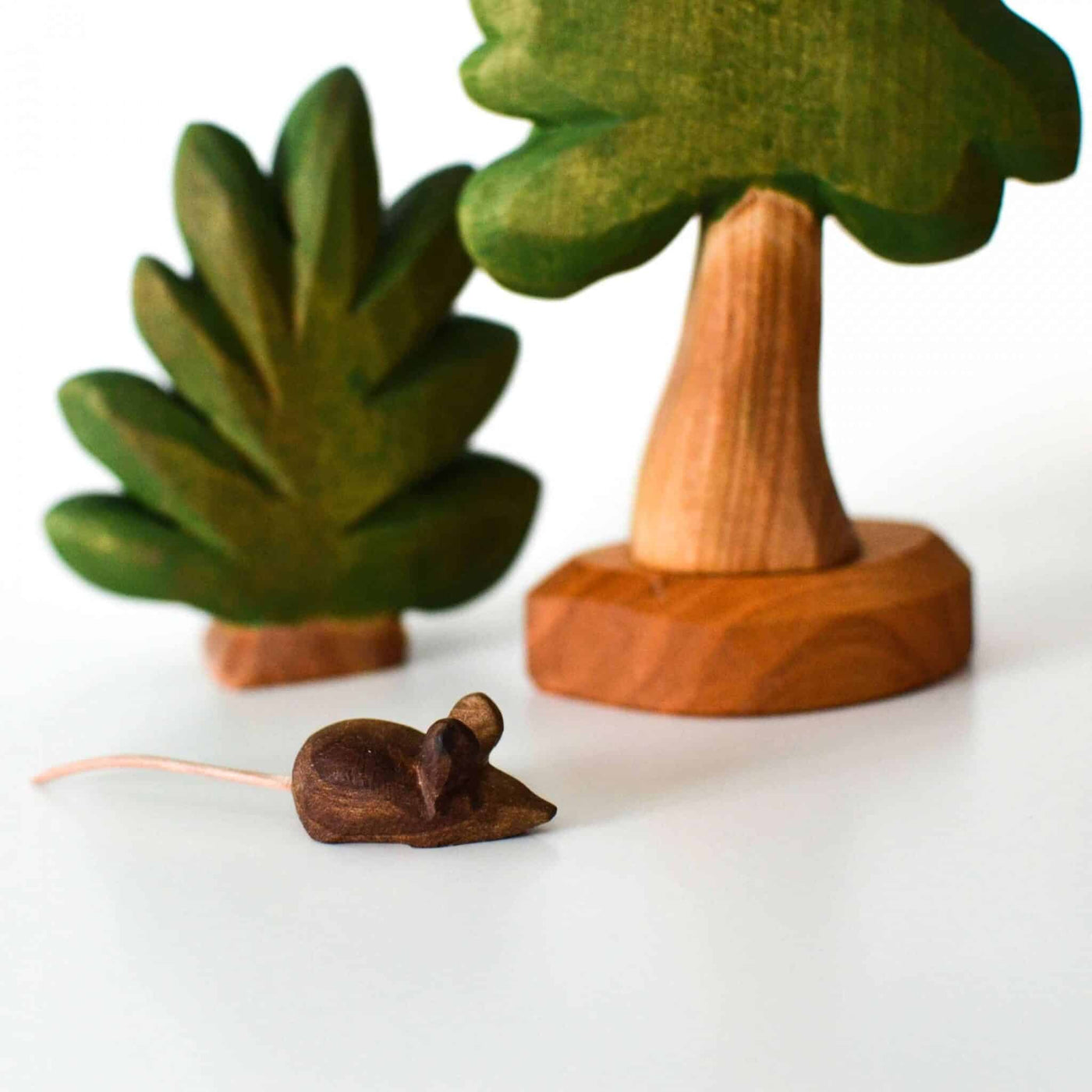 Predan small mouse, bush & leafy tree