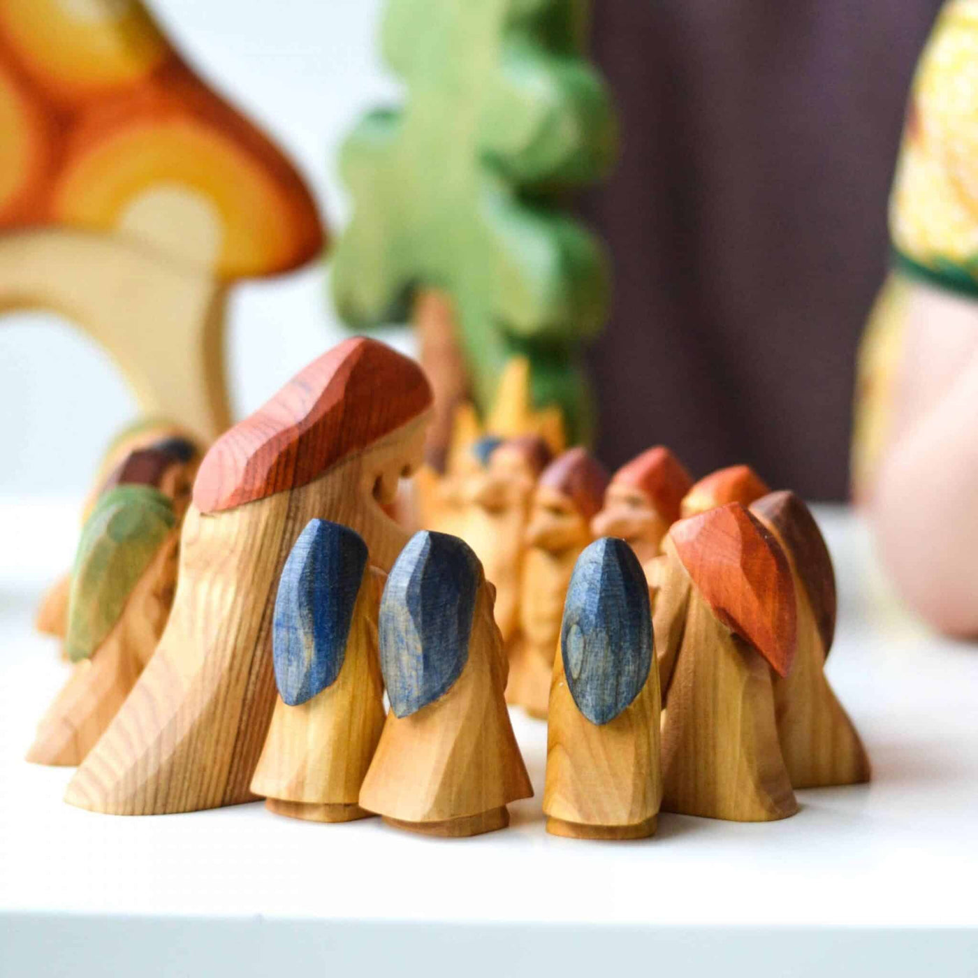 Predan wooden witch (standing) and dwarfs