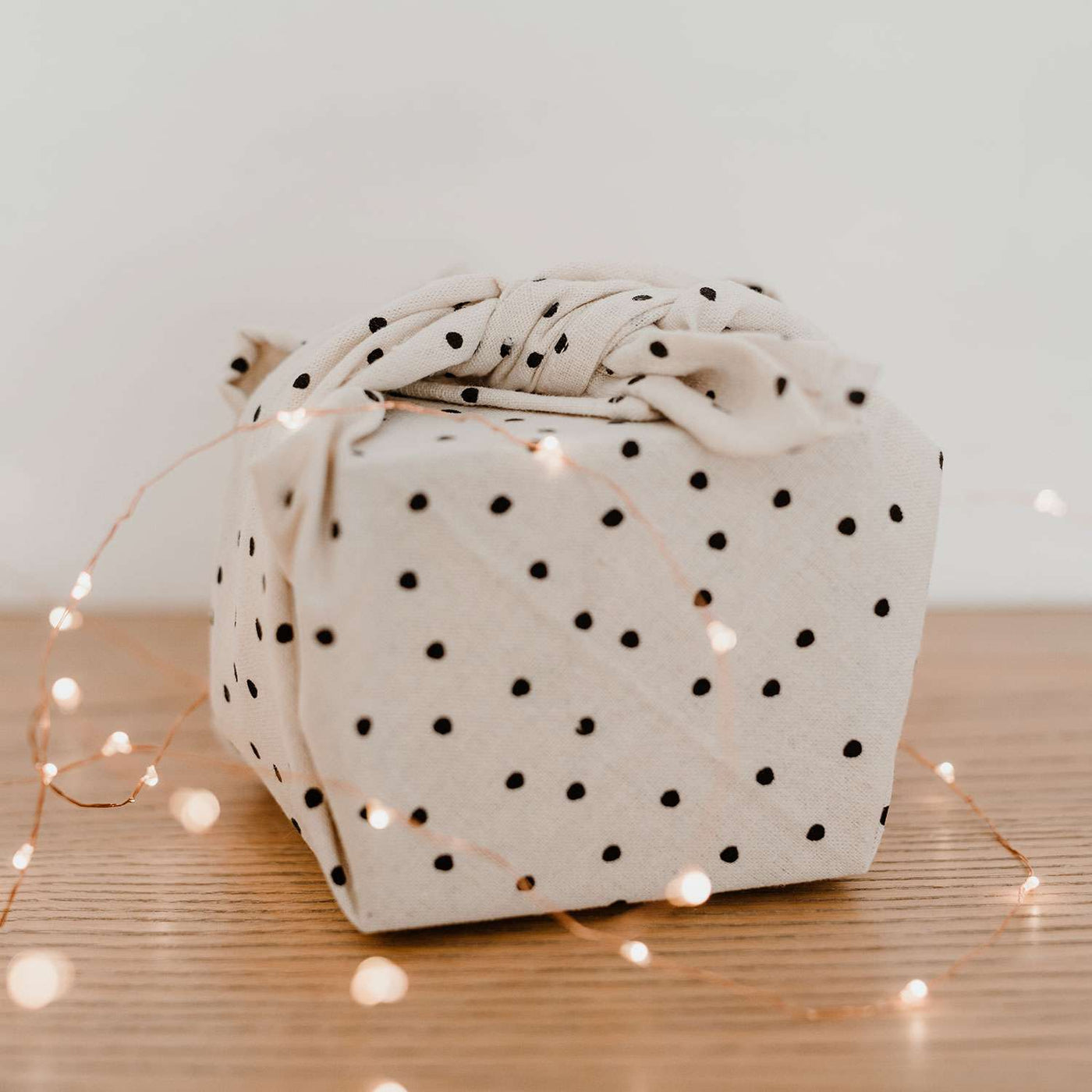 gift wrap fabric dots Photo credits Eulenschnitt and Maggy Melzer