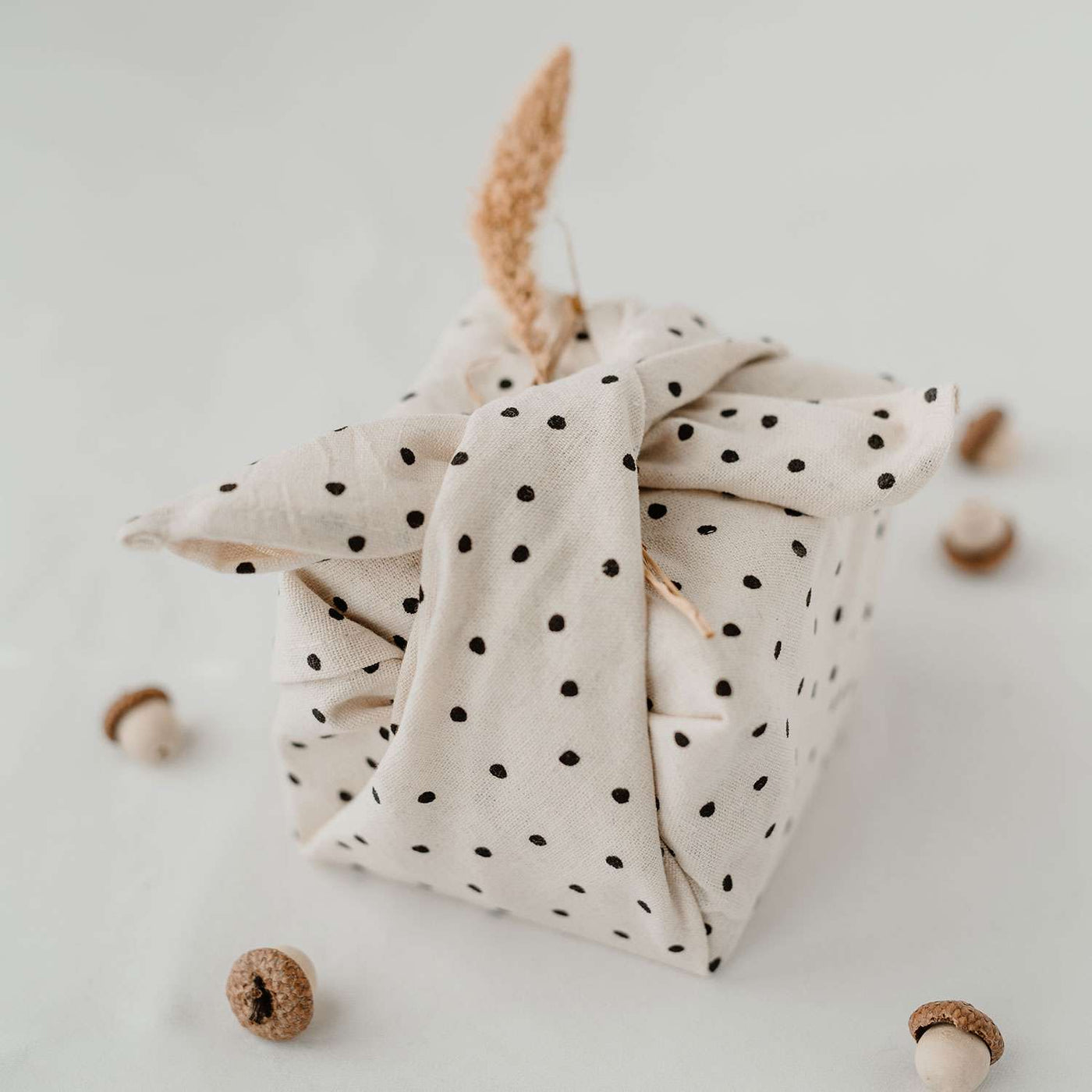 gift wrap fabric dots Photo credits Eulenschnitt and Maggy Melzer